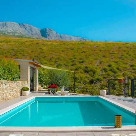 Hill With Private Pool Kucine