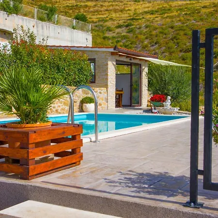 Hill With Private Pool Apartman
