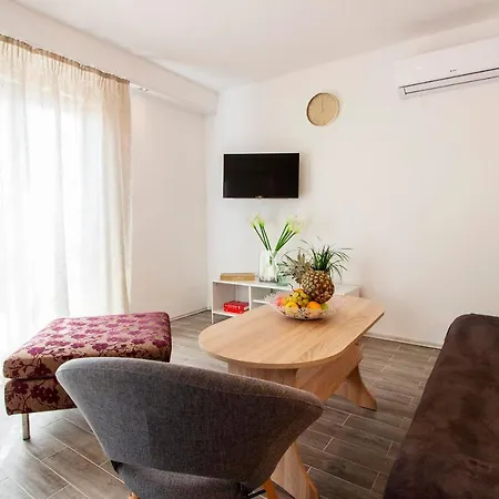Hill With Private Pool Apartman