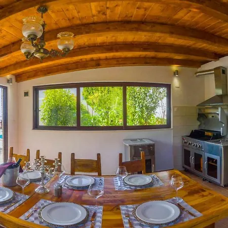 Hill With Private Pool Apartman