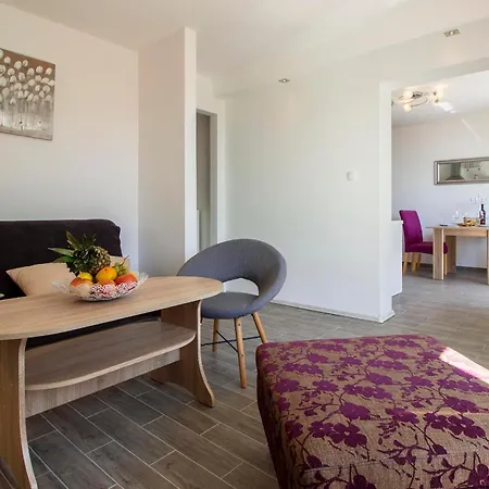Hill With Private Pool Apartman