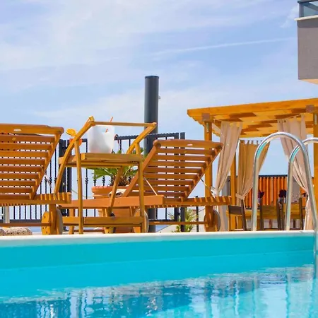 Hill With Private Pool Apartman