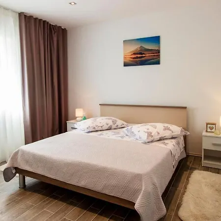 Hill With Private Pool Apartman
