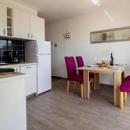 Hill With Private Pool Apartman Kucine