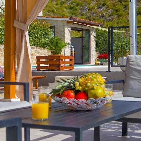 Hill With Private Pool Apartman